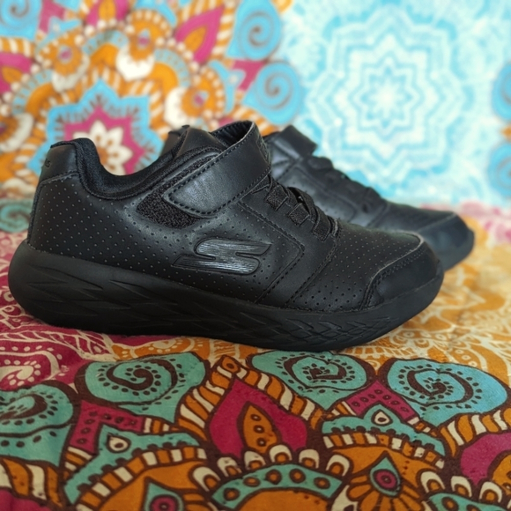 NWOT Sketchers GORUN big boy size 1 tennis shoes